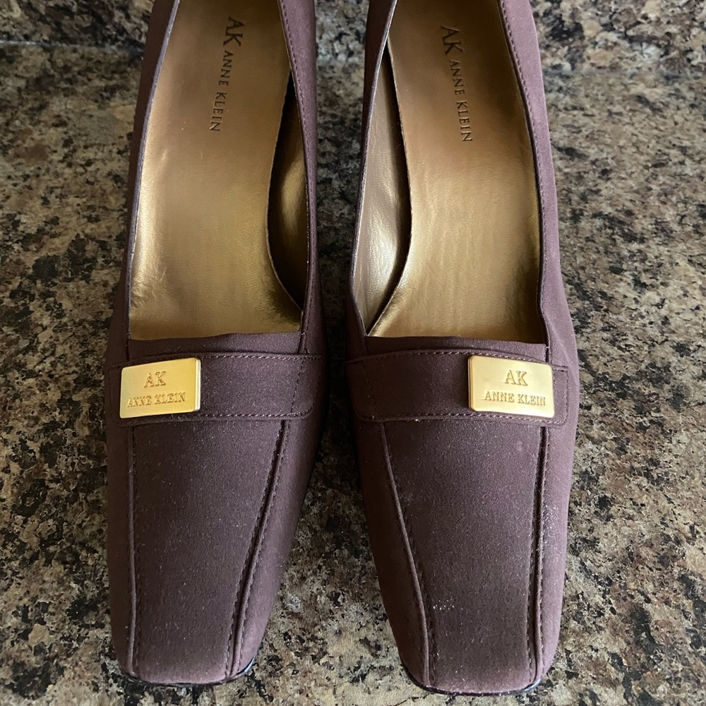 Anne Klein brown fabric heels. Size 8.5